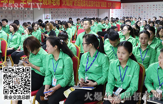 大家在認(rèn)真的聽課 大家在認(rèn)真的聽課