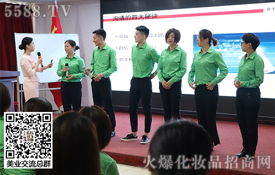 老師認(rèn)真的指導(dǎo) 老師認(rèn)真的指導(dǎo)