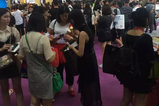 魔妮珂彩妝圓滿參展第45屆廣州美博會 魔妮珂彩妝圓滿參展第45屆廣州美博會