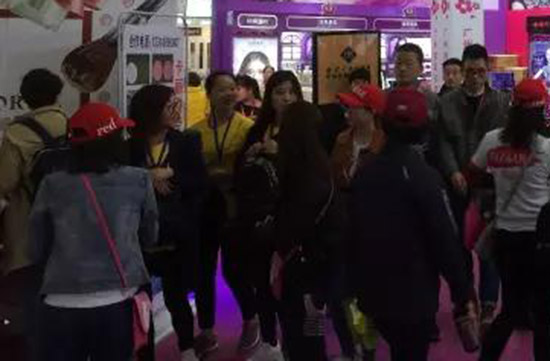 魔妮珂彩妝再次參展第46屆廣州美博會(huì) 魔妮珂彩妝再次參展第46屆廣州美博會(huì)