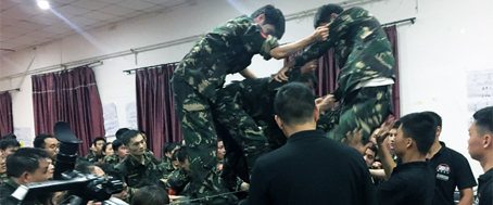 不拋棄，不放棄，全力以赴火爆人，凝聚一心戰(zhàn)佳績！