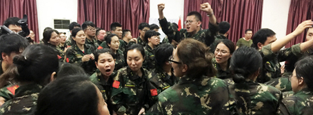 人生路，堅持方能成功，困難途中，攜手便是天堂！