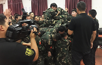 為勝利，無路，我們愿搭人肉梯；