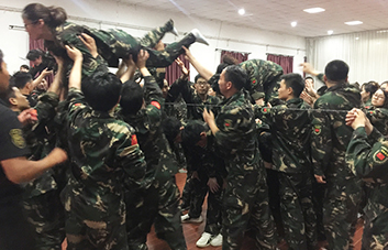 只有頑強拼搏，才能超越自我！