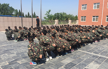 驕陽似火巋然不動，這才是火爆人的堅毅！