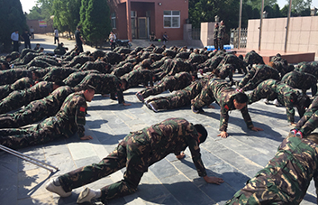 軍訓(xùn)現(xiàn)場，教官逐個檢查軍姿標(biāo)準(zhǔn)！