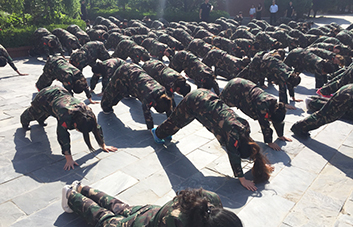 俯臥撐懲罰，全體人員為犯錯學(xué)員買單！