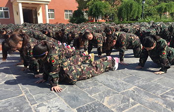 英姿颯爽，沒有矯揉造作，只有堅強！