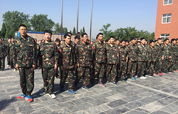 軍訓(xùn)現(xiàn)場，教官逐個檢查軍姿標(biāo)準(zhǔn)！