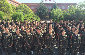 軍訓(xùn)現(xiàn)場，教官逐個檢查軍姿標(biāo)準(zhǔn)！