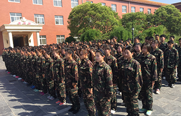 俯臥撐懲罰，全體人員為犯錯學(xué)員買單！