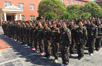 俯臥撐懲罰，全體人員為犯錯學(xué)員買單！