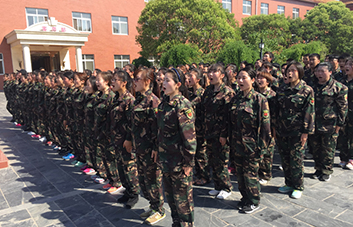 英姿颯爽，沒有矯揉造作，只有堅強！