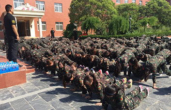 遵守承諾，穿上迷彩我們就是軍人！