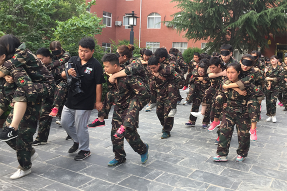 經(jīng)歷艱苦和磨難，體驗親情、友情的珍貴