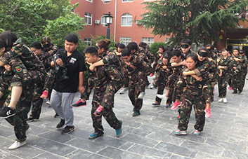 我是你的眼，不論艱難險阻，我都將握緊你的手與你同行！