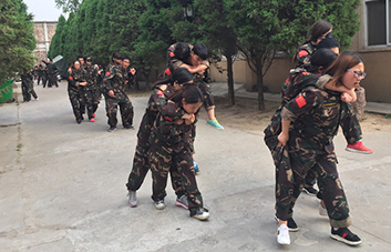 因為信任，不管沿途有多么的陡峭艱險，我都將攙扶著你勇敢前行。