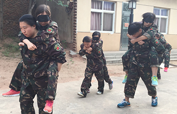 坎坷人生路，找回自己，懂得謙卑，學(xué)會感恩。