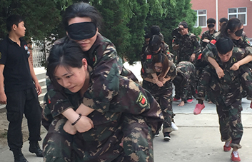 因為信任，不管沿途有多么的陡峭艱險，我都將攙扶著你勇敢前行。