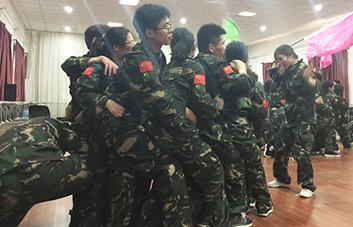 凝聚產(chǎn)生力量，團結(jié)誕生希望！