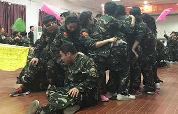 超越夢想，超越自我！堅持會帶來希望，團結(jié)會帶來力量！