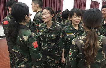 人生不易，要學(xué)會贊美他人！