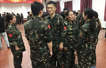 善于發(fā)現(xiàn)身邊世界的美，不吝嗇對別人的贊美