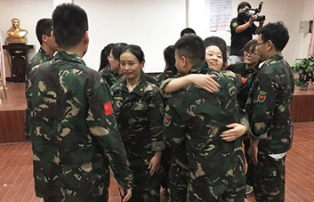 人生不易，要學(xué)會贊美他人！