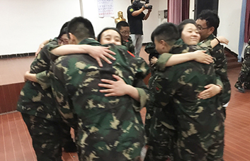 善于發(fā)現(xiàn)身邊世界的美，不吝嗇對別人的贊美