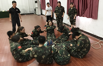 馳騁賽場，爭分奪秒，這是現(xiàn)實版的速度與激情！