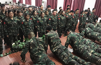 舉手表決，領(lǐng)袖魅力征服現(xiàn)象學(xué)員！