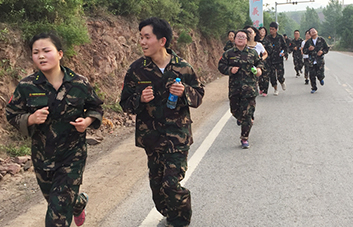 15公里徒步磨礪，火爆網(wǎng)鑄就精英團隊挑極限！