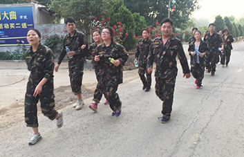 不論是攙扶還是背扛，我們沒有丟掉任何一個人！