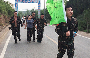 徒步拉練15公里，體驗“長征路”，磨礪火爆人血性虎氣！