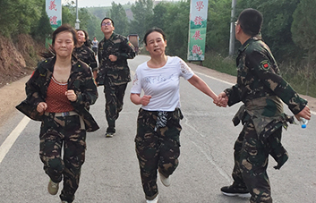 不論是攙扶還是背扛，我們沒有丟掉任何一個人！