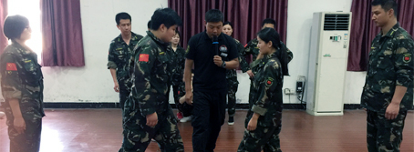 兩眼緊觀敵方手，一心謀劃成功策！