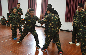 凝心聚力，為榮譽而戰(zhàn)；聚精會神，為集體爭光！