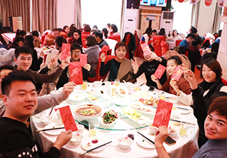 ����һ���2018���ψA�M��̖����ͬӭ��2019��